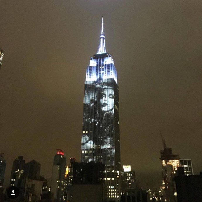 L'Empire State Building version Madonna L'Empire State Building version Madonna