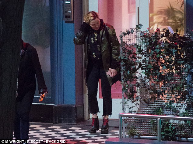 MADONNA EST DE RETOUR EN STUDIO ((Maj 18/01) MADONNA EST DE RETOUR EN STUDIO ((Maj 18/01)