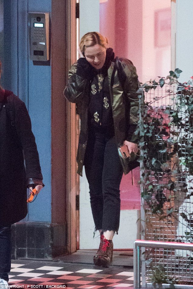 MADONNA EST DE RETOUR EN STUDIO ((Maj 18/01) MADONNA EST DE RETOUR EN STUDIO ((Maj 18/01)
