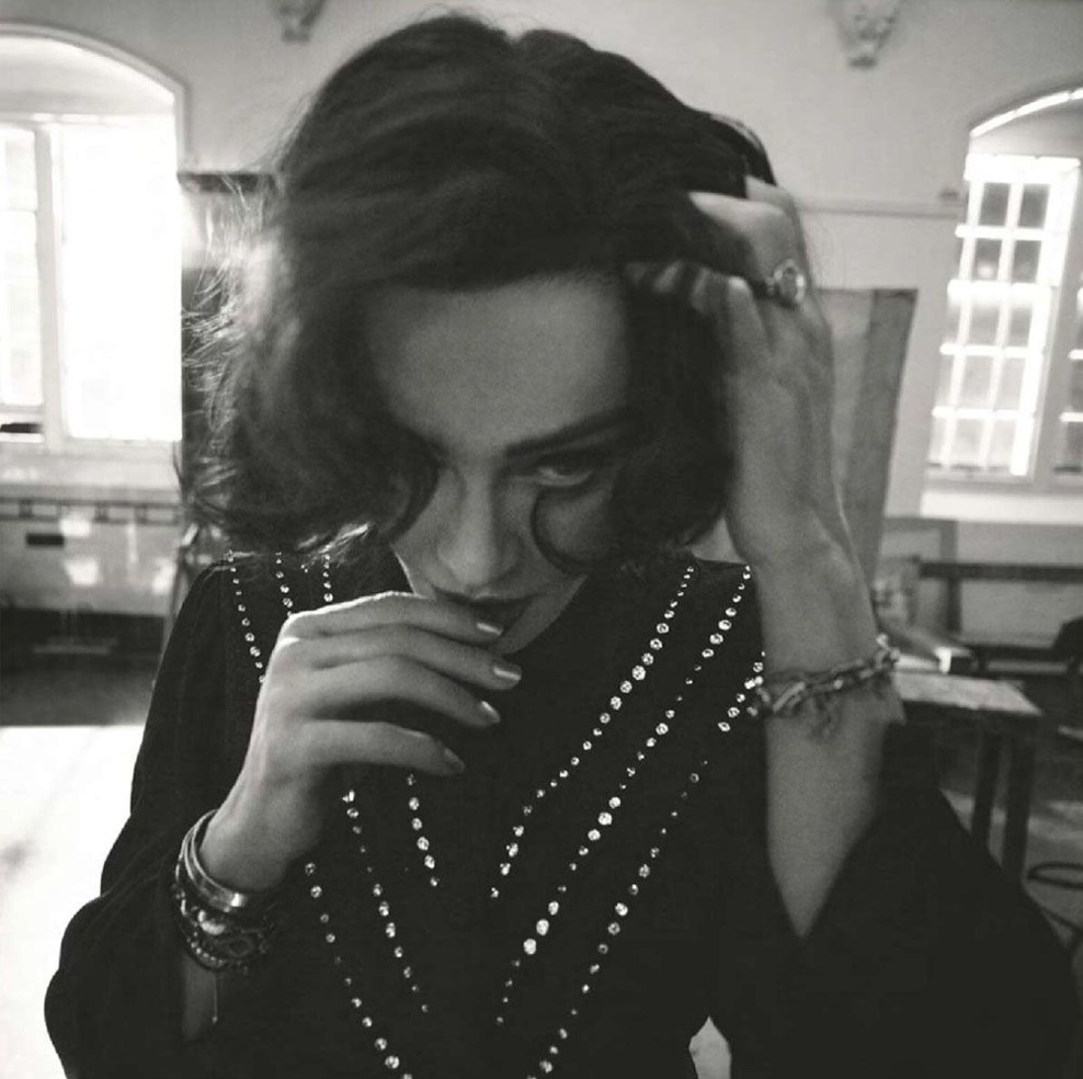 Madame X arrive... Madame X arrive...