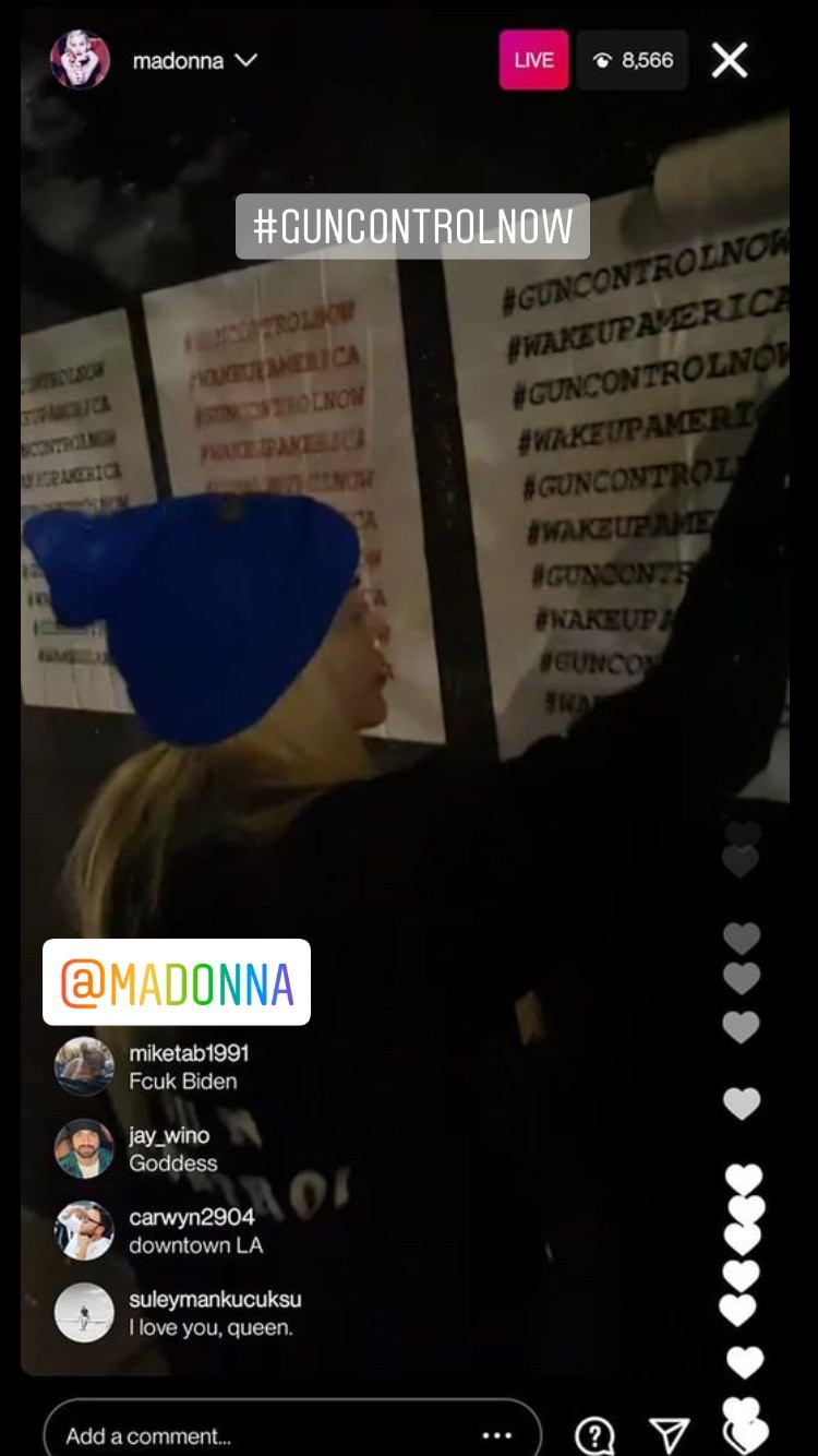 Madonna colle des affiches #guncontrolnow Madonna colle des affiches #guncontrolnow