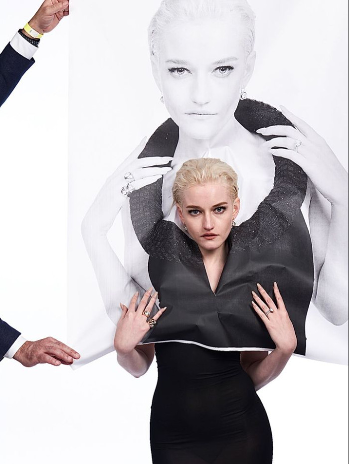 Julia Garner posant pour JR. Crédit photo : JR Julia Garner posant pour JR. Crédit photo : JR