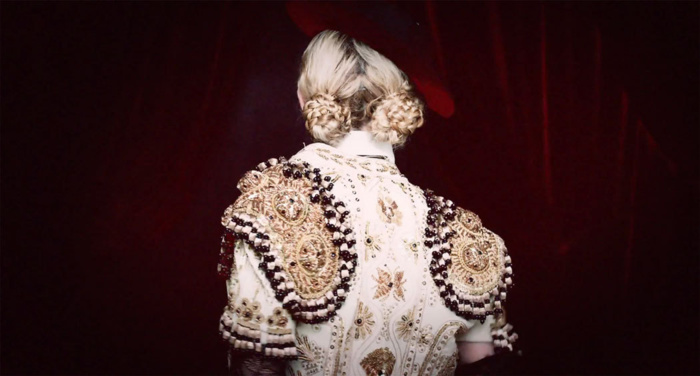 Point mode : le clip de Living For Love Point mode : le clip de Living For Love