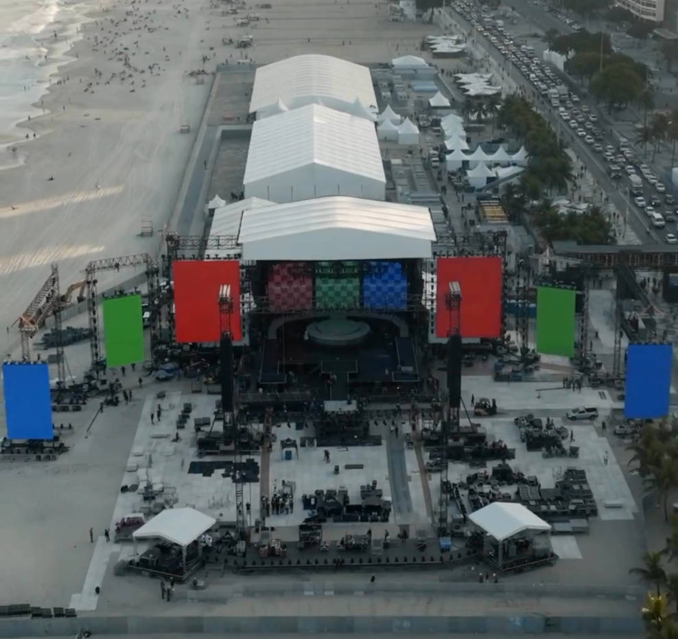Photo de la scène en construction durant les tests de lumière - BonusTrack Photo de la scène en construction durant les tests de lumière - BonusTrack