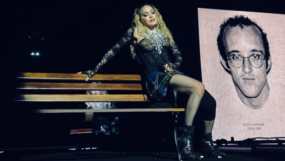 Madonna assise sur un banc à côté du portrait de Keith Haring, le 04/05/2024 - Ricardo Gomes Madonna assise sur un banc à côté du portrait de Keith Haring, le 04/05/2024 - Ricardo Gomes