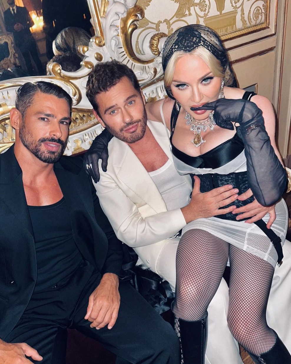 De gauche à droite : Cãua Raymond, Mertalas et Madonna - 09/2024 De gauche à droite : Cãua Raymond, Mertalas et Madonna - 09/2024