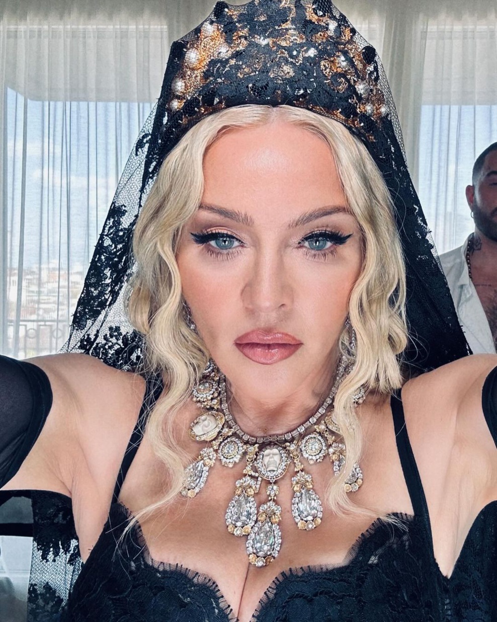 Selfie de Madonna portant la tenue choisie pour le défilé - Instagram de Madonna - 09/2024 Selfie de Madonna portant la tenue choisie pour le défilé - Instagram de Madonna - 09/2024