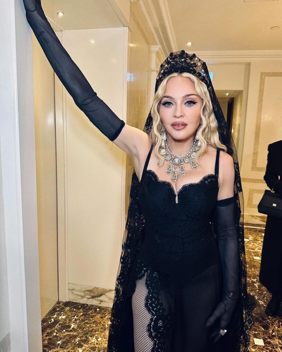 Madonna portant la tenue choisie pour le défilé - Instagram de Madonna - Ricardo Gomes - 09/2024 Madonna portant la tenue choisie pour le défilé - Instagram de Madonna - Ricardo Gomes - 09/2024