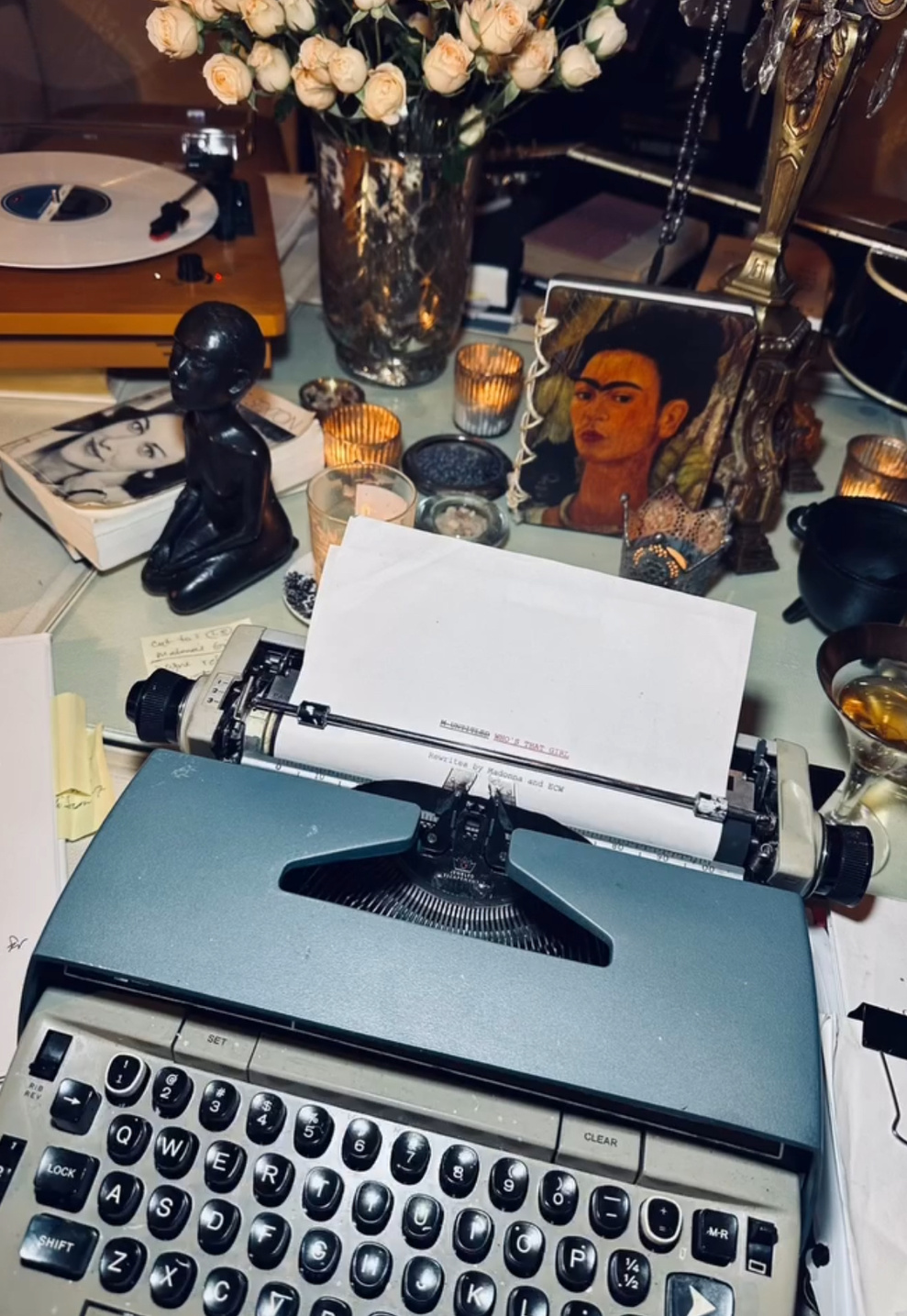 Image d'une machine à écrire postée par Madonna sur Instagram le 16 juillet dernier. On y voit le nom du projet : "Who's That Girl" et qu'il est réécrit par Madonna et Erin Cressida Wilson Image d'une machine à écrire postée par Madonna sur Instagram le 16 juillet dernier. On y voit le nom du projet : "Who's That Girl" et qu'il est réécrit par Madonna et Erin Cressida Wilson
