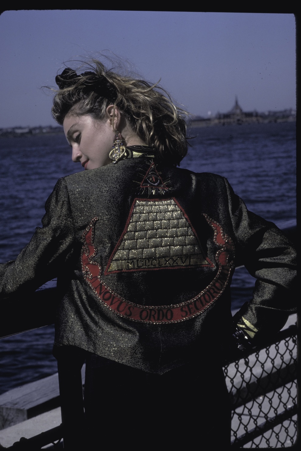Copyright : DESPERATELY SEEKING SUSAN© 1985 Orion Pictures Corporation. All Rights Reserved. Package Design © 2023 Bubbelcom. Tous droits réservés. Copyright : DESPERATELY SEEKING SUSAN© 1985 Orion Pictures Corporation. All Rights Reserved. Package Design © 2023 Bubbelcom. Tous droits réservés.