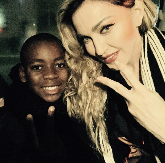 Im singing some songs in place de la republique. Meet me there now #Paris . #rightnow #aftershow❤️#rebelheartour.