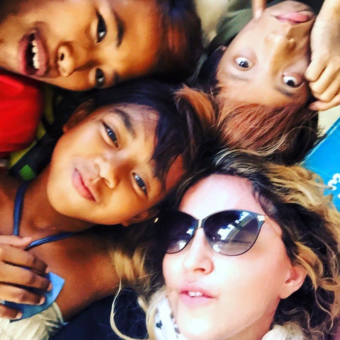 Madonna visite un orphelinat à Manille Madonna visite un orphelinat à Manille