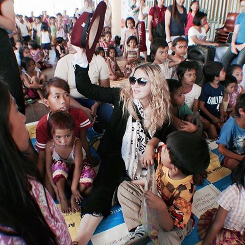 Madonna visite un orphelinat à Manille Madonna visite un orphelinat à Manille