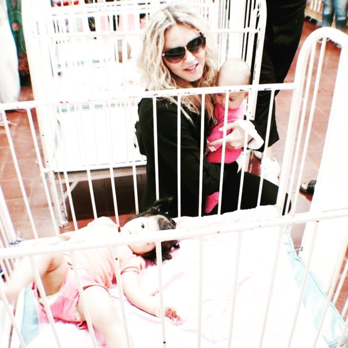 Madonna visite un orphelinat à Manille Madonna visite un orphelinat à Manille