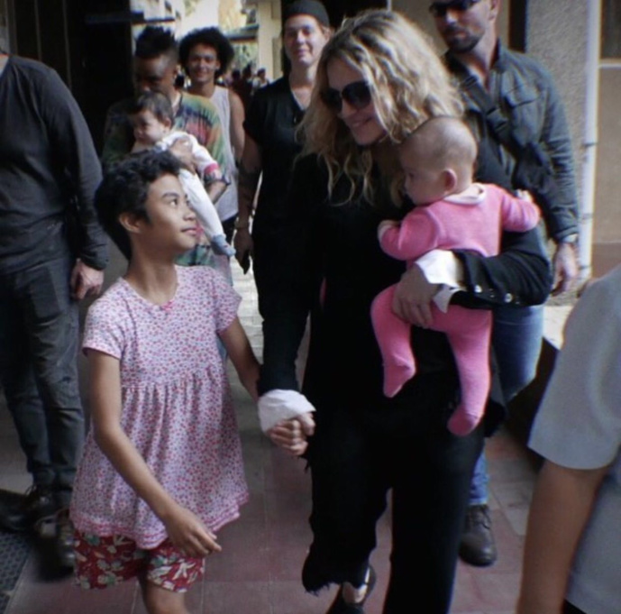 Madonna visite un orphelinat à Manille