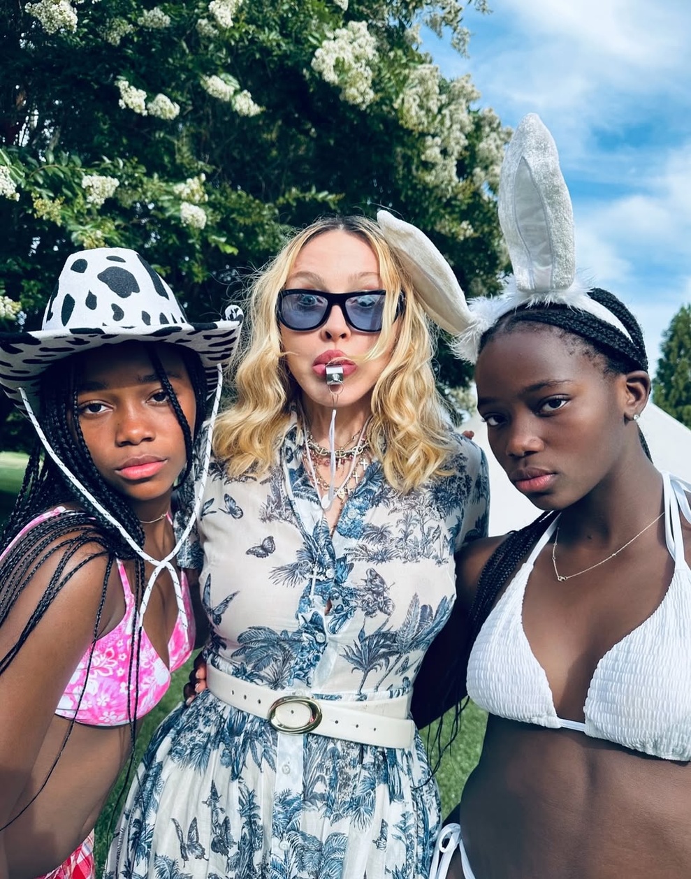 Madonna entourée d'Estere et Stella - août 2025