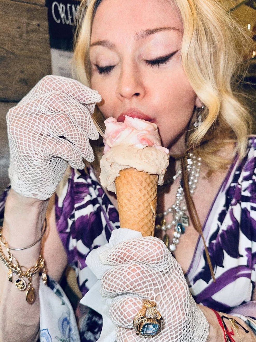 Madonna dégustant une glace - Ricardo Gomes - août 2025 Madonna dégustant une glace - Ricardo Gomes - août 2025