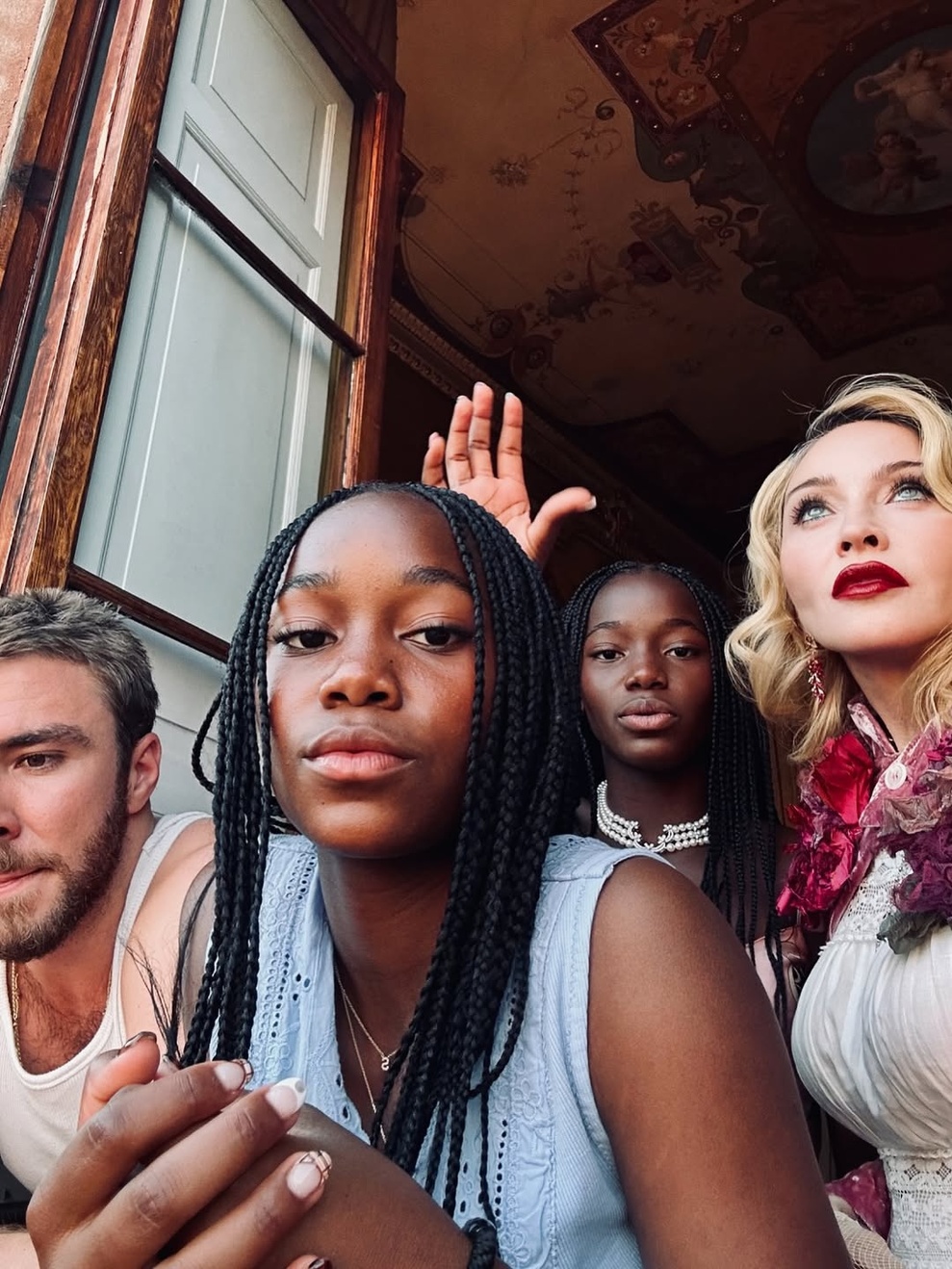 Rocco, Estere, Stella et Madonna, assistants au Palio di Siena sur la Piazza del Campo - Ricardo Gomes - août 2025 Rocco, Estere, Stella et Madonna, assistants au Palio di Siena sur la Piazza del Campo - Ricardo Gomes - août 2025