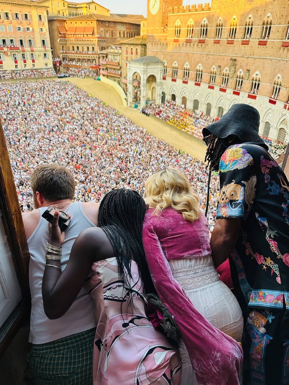 Madonna entourée de Rocco, Estere, Stella et Akeem, assistants au Palio di Siena sur la Piazza del Campo - Ricardo Gomes - août 2025 Madonna entourée de Rocco, Estere, Stella et Akeem, assistants au Palio di Siena sur la Piazza del Campo - Ricardo Gomes - août 2025