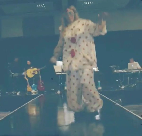 "TEARS OF CLOWN" : Le Spectacle exclusif de Madonna pour l'Australie (MIS A JOUR) "TEARS OF CLOWN" : Le Spectacle exclusif de Madonna pour l'Australie (MIS A JOUR)