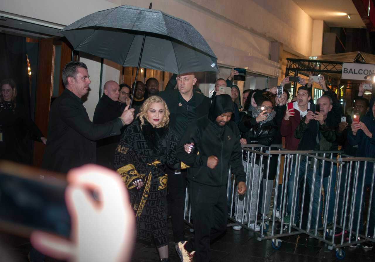 Madonna arrive et sort du Grand rex