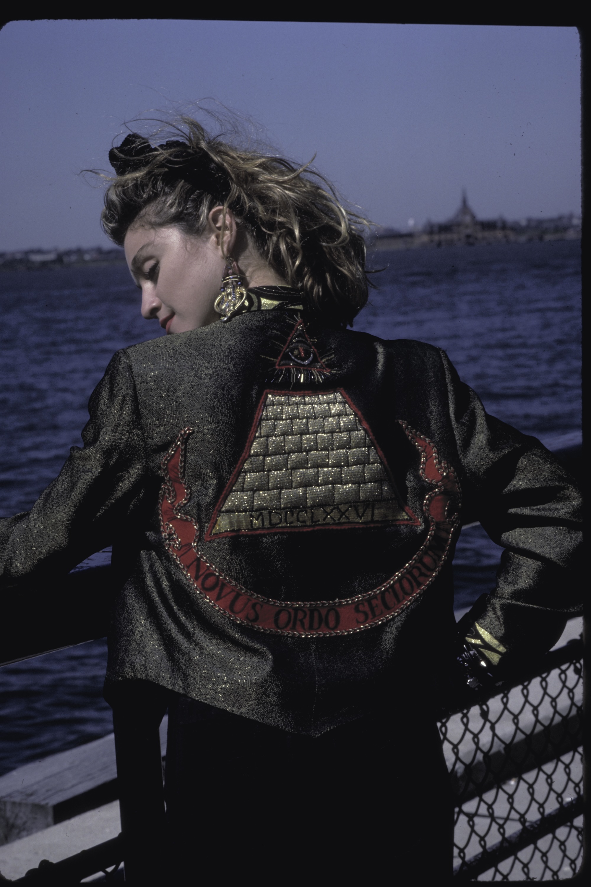 Copyright : DESPERATELY SEEKING SUSAN© 1985 Orion Pictures Corporation. All Rights Reserved. Package Design © 2023 Bubbelcom. Tous droits réservés. Copyright : DESPERATELY SEEKING SUSAN© 1985 Orion Pictures Corporation. All Rights Reserved. Package Design © 2023 Bubbelcom. Tous droits réservés.
