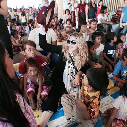 Madonna visite un orphelinat à Manille