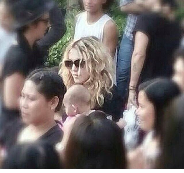 Madonna visite un orphelinat à Manille