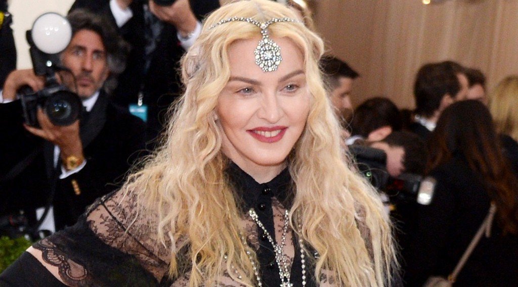 Madonna dénonce le sexisme et le jeunisme des critiques sur sa robe au Met Gala 2016