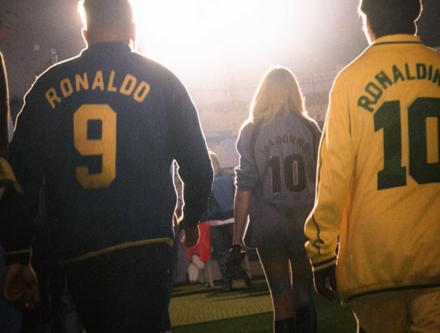 Madonna entourée des deux légendes du football